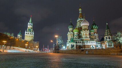 Obraz premium Moscow Kremlin timelapse hyperlapse with Spasskaya tower and Cathedral of St. Basil, Russia. Red Square in winter night