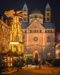 Weihnachtsmarkt Speyer Dom und Weihnachtspyramide