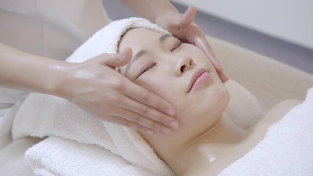 エステを受ける女性