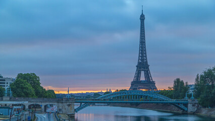 Obraz premium Eiffel Tower sunrise timelapse with boats on Seine river and in Paris, France.