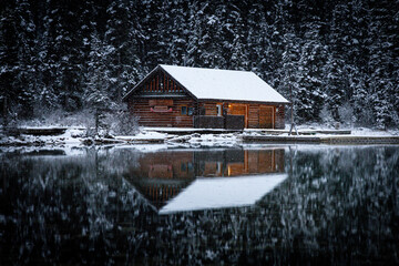Fototapeta premium Lake Louise Cabin