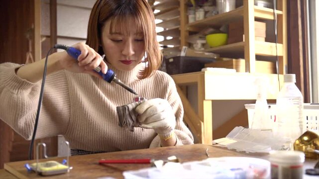 クラフト作りをする女性