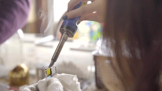 クラフト作りをする女性の手元