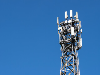 Mobilfunkausbau - Richtfunkmast mit Antennen für 5G Mobilfunk-Abdeckung und mehr Bandbreite