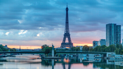 Obraz premium Eiffel Tower sunrise timelapse with boats on Seine river and in Paris, France.