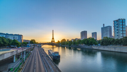 Naklejka premium Eiffel Tower sunrise timelapse with boats on Seine river and in Paris, France.