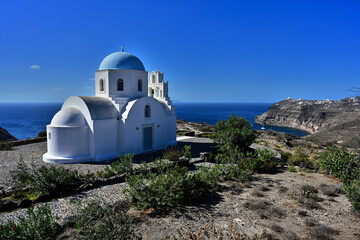 Eine wunderschöne Kirche im typischen griechischen Baustil, liegt schön vor der Küste und der Blick reicht über das tiefblaue Meer bis zum Horizont.