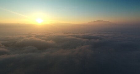 Obraz premium Sea of ​​fog on the mountain at sunrise