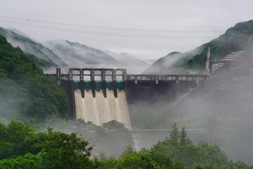 大雨の後に放水する丸山ダム
