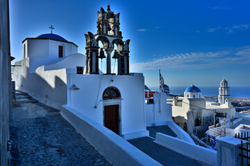 Die Kirchen von der Pyrgos auf der Griechischen Insel Santorin am Morgen bei strahlend blauen Himmel.