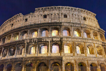 Fototapeta premium Colosseo in fiamme. Roma in fiamme. Immagine rare di una simulazione di un incendio al Colosseo