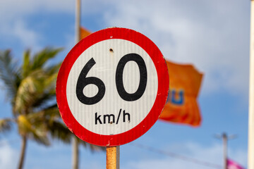 Placa de trânsito indicando velocidade máxima. 