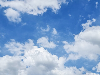 Obraz premium blue sky high shape outdoor group of white clouds background in summer gradient abstract light beauty background. beautiful bright cloud and calm fresh wind air
