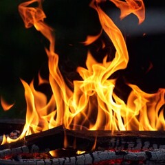 Obraz premium An extreme macro shot of cartoon-style flames, with rack focus to emphasize the playful, exaggerated details of the fire's edges and colors, captured from an eye-level perspective.