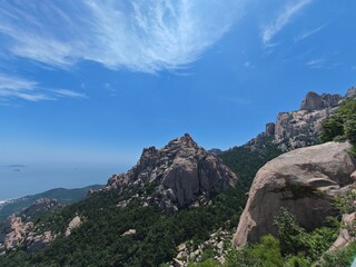 Naklejka premium Majestic Mountain Summit with Exposed Rocks