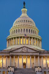 Obraz premium The illuminated cupola of the United States Capitol in Washington DC at dawn