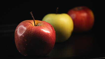 Still life of apples in contrasting colors, symbolizing freshness and natural variety.
