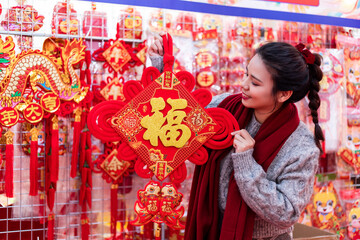 Obraz premium A young woman strolls through the flower street during Chinese New Year