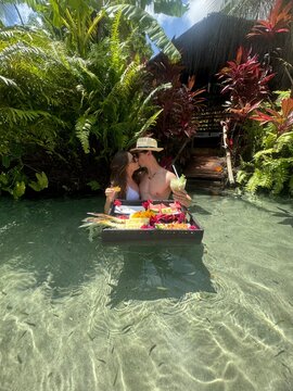 casal em lua de mel em para&iacute;so tropical 