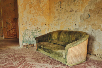 Couch - Sofa - Verlassener Ort - Urbex / Urbexing - Lost Place - Artwork - Creepy - Lostplace -...