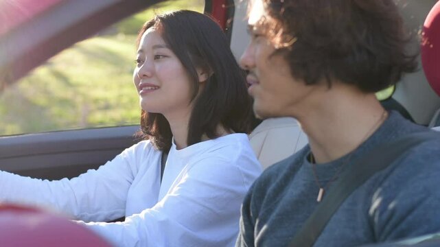 車の中で話している男女