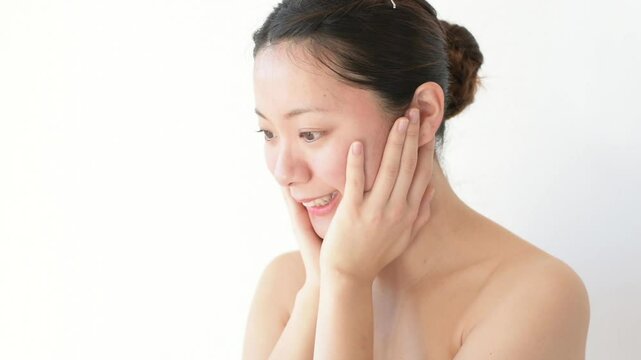 手で顔を触っている女性