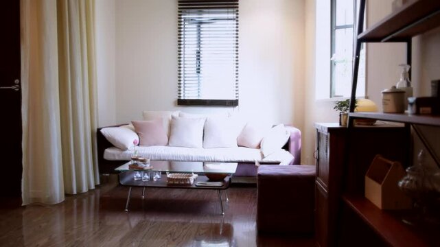 サロン室内風景～セラピストに肩や腕をマッサージされる女性