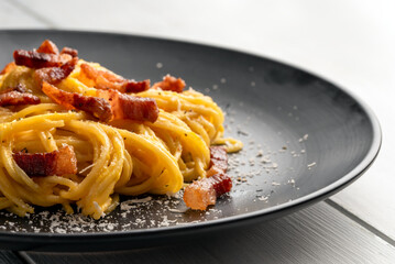 Spaghetti alla carbonara, ricetta di pasta della cucina romana, cibo italiano 