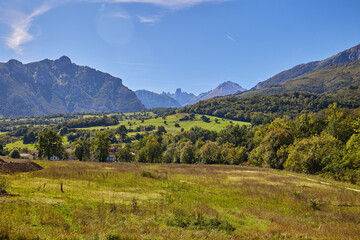 Naklejka premium Panoramic view of the valley in front of Picu Urriellu mountain