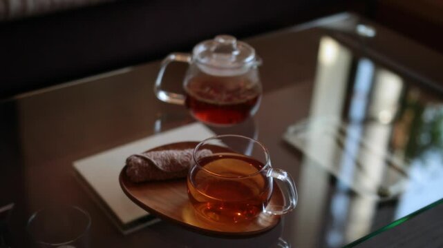 ウェルカムドリンクとティーポット～ゆっくりドリンクを飲む女性