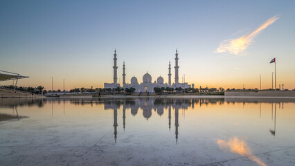 Fototapeta premium Sheikh Zayed Grand Mosque in Abu Dhabi day to night timelapse after sunset, UAE