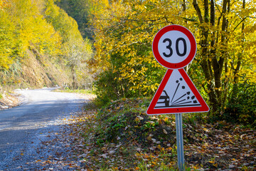 Loose gravel road sign. Speed ​​limit sign.