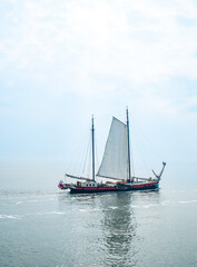 Plattbodenschiff im Wattenmeer vor Terschelling, Niederlande