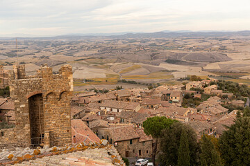 Fototapeta premium Paisaje urbano aéreo de Montalcino, La Toscana, Italia.