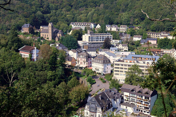 Obraz premium Der Kurort Bad Bertrich in der Eifel im Landkreis Cochem-Zell zwischen bewaldeten Hügeln. Aussicht vom Wanderweg Wasserfall-Erlebnisroute, der 2023 zu Deutschlands schönstem Wanderweg gewählt wurde. 