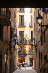 Fototapeta premium Enge Gasse in der Altstadt von Barecelona, Spanien