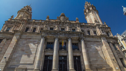 Obraz premium Old Post Office timelapse hyperlapse, the famous architecture landmark Barcelona, Spain.
