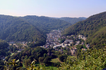 Der Kurort Bad Bertrich in der Eifel im Landkreis Cochem-Zell zwischen bewaldeten Hügeln. Aussicht vom Wanderweg Wasserfall-Erlebnisroute, der 2023 zu Deutschlands schönstem Wanderweg gewählt wurde. 