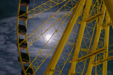 Gelbes Riesenrad im Mondlicht