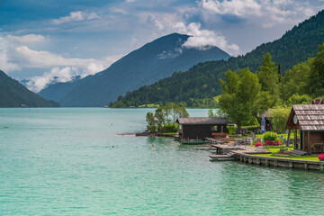 Badestellen und Bootshäuser am Weissensee, Kärnten, Österreich
