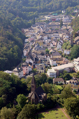 Der Kurort Bad Bertrich in der Eifel im Landkreis Cochem-Zell zwischen bewaldeten Hügeln. Aussicht vom Wanderweg Wasserfall-Erlebnisroute, der 2023 zu Deutschlands schönstem Wanderweg gewählt wurde.