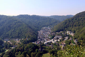 Obraz premium Der Kurort Bad Bertrich in der Eifel im Landkreis Cochem-Zell zwischen bewaldeten Hügeln. Aussicht vom Wanderweg Wasserfall-Erlebnisroute, der 2023 zu Deutschlands schönstem Wanderweg gewählt wurde.