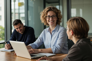 Obraz premium Team Collaboration in a Modern Office Setting: Engaged Professionals Participating in a Discussion