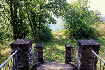 Treppe vom Bismarckturm Bad Bertrich in der Eifel im Landkreis Cochem-Zell. Aussicht vom Wanderweg...