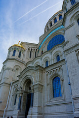 Obraz premium Ornate cathedral exterior with golden dome and arched entryway