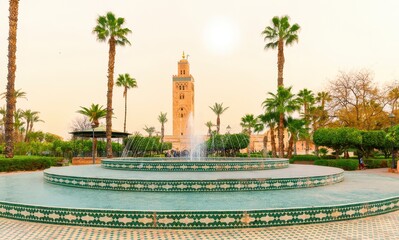 Minaret de la mosquée de la Koutoubia dans le quartier de la médina. Marrakech, Maroc.