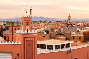 Tour de Minaret sur la ville fortifiée historique (médina) de Marrakech. Morocco