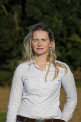 Attraktive, junge blonde Frau