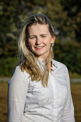 Fototapeta premium Attraktive, junge blonde Frau