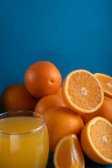 photo Freshly Squeezed Orange Juice with Whole Oranges: Refreshing Citrus Beverage Packed with Vitamin C and Antioxidants for a Healthier Lifestyle and Natural Energy Boost